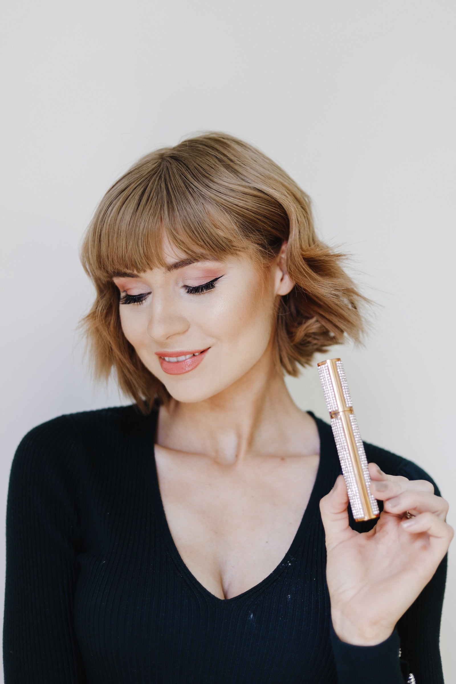 Mega Volume Vegan Mascara – Smudge-Proof with Handmade Diamond Case