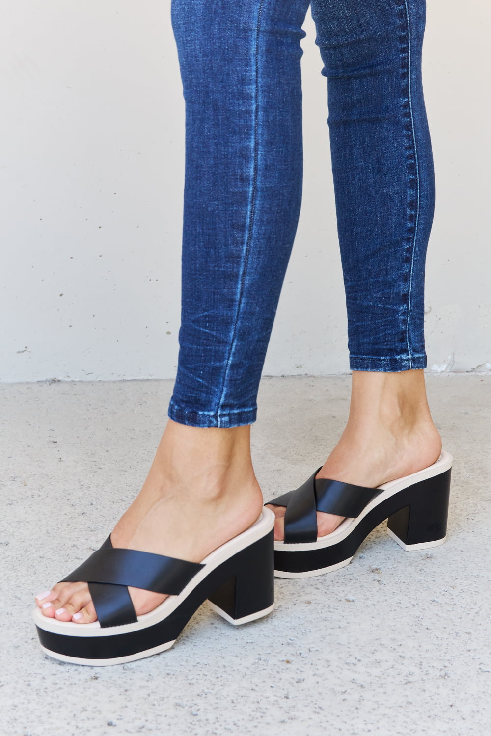 Platform Resort Sandals in Black