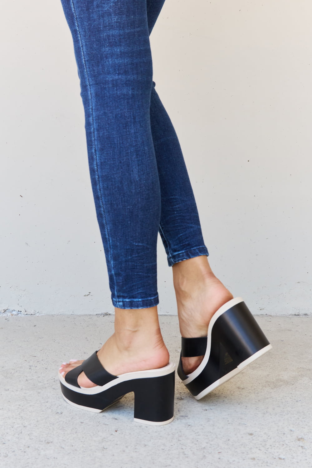 Platform Resort Sandals in Black